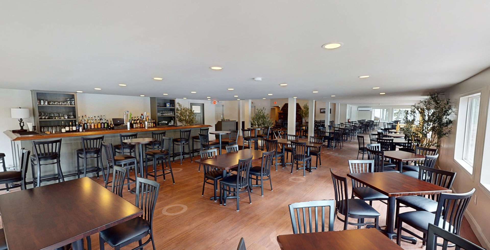 The bar at Luna on the Lake